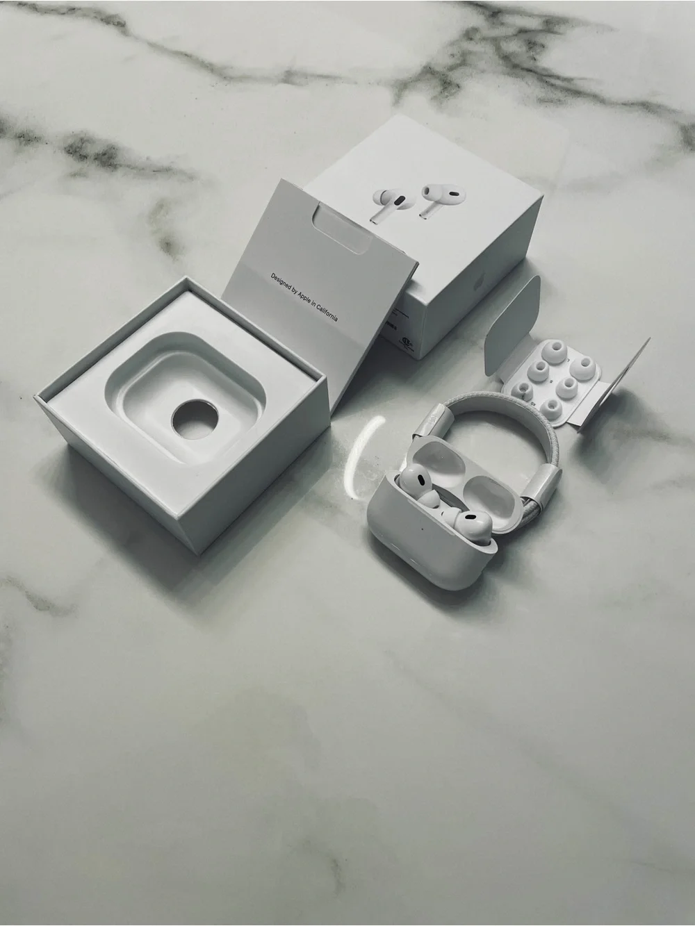Apple White Earbuds Wireless Noise-Canceling Earbuds